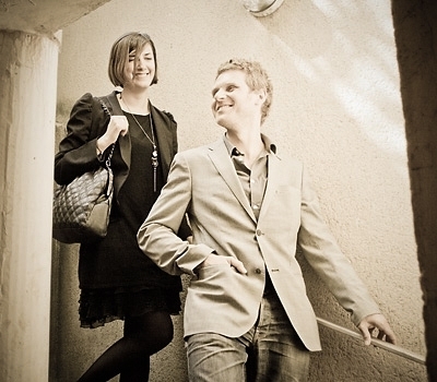 po schodech jde jako první muž