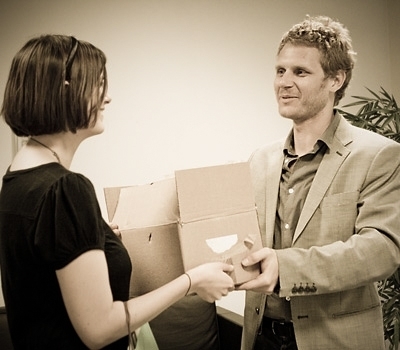 muž pomáhá ženě se stěhováním