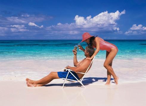 Fotografie muže a ženy na pláži u moře