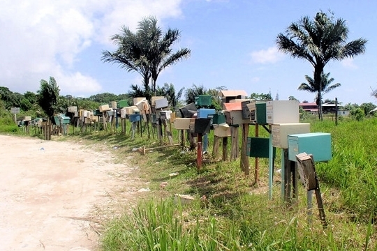 Obrázek poštovních schránek podél cesty