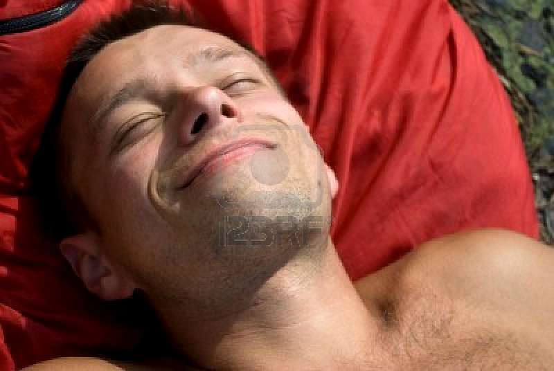 Fotografie muže odpočívajícího na zemi