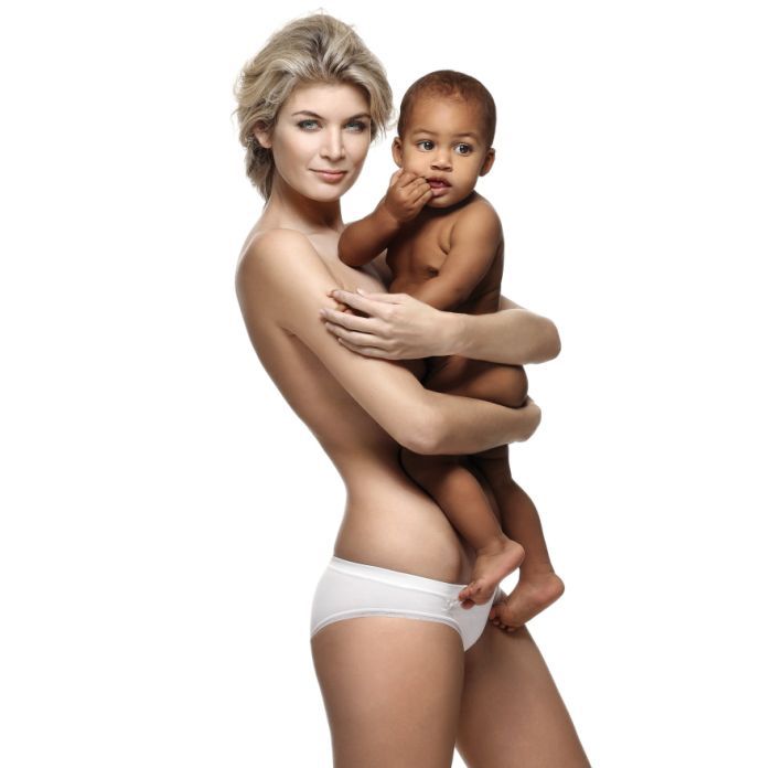 Nahá Miss Lutovská s černouškem v náručí