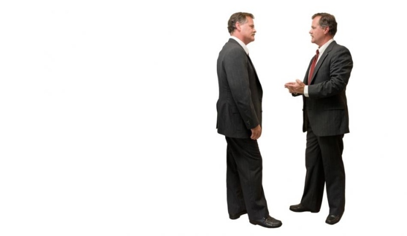 Fotografie dvou mužů v obleku při rozhovoru