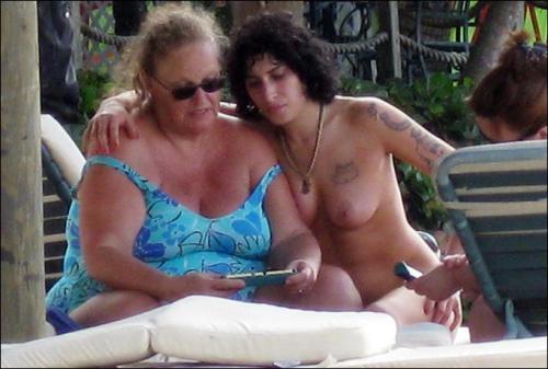 Amy Winehouse hraje nahá Scrabble