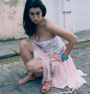 Amy Winehouse dřepí na cestě