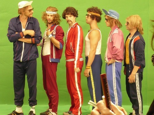 Muži stojící v teplácích