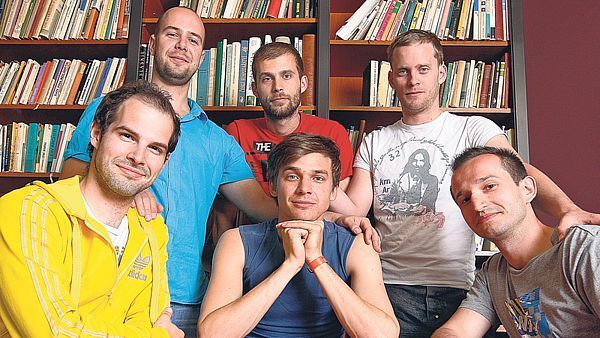 Fotografie skupiny Nightwork v civilu.