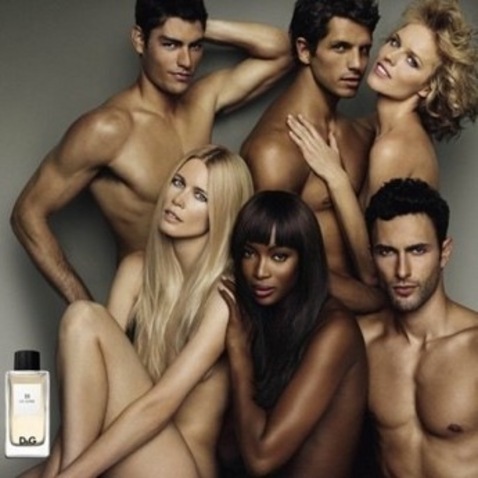 Šest mladých, nahých lidí