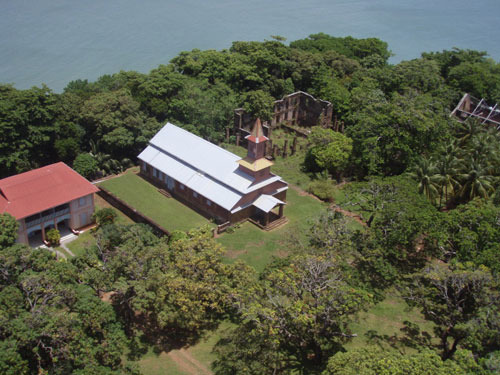 Římsko-katolický kostel ve Francouzské Guyaně obklopen zelení