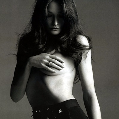 Carla Bruni na černobílé fotografii zakrývá pr