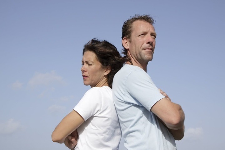 Tichá domácnost - co dělat, když s vámi nemluví? Fotografie muže a ženy stojících zády k sobě