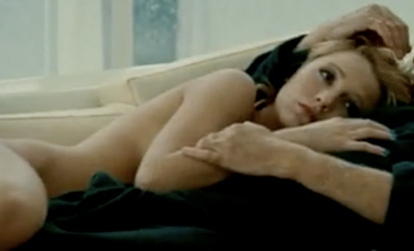 Blake Lively nahá v náručí muže