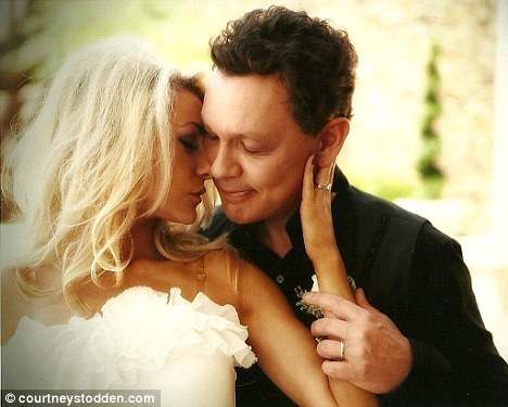 Courtney a Doug v objetí