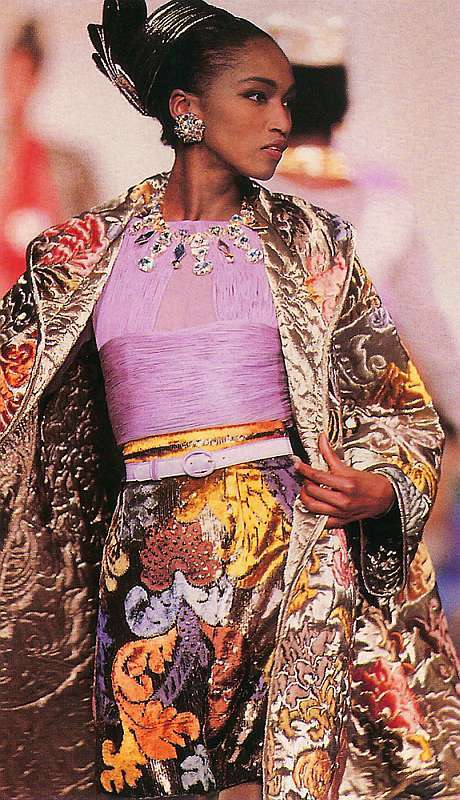 Obrázek ženy v barevném outfitu