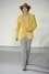 Fotografie muže ve žlutém saku
