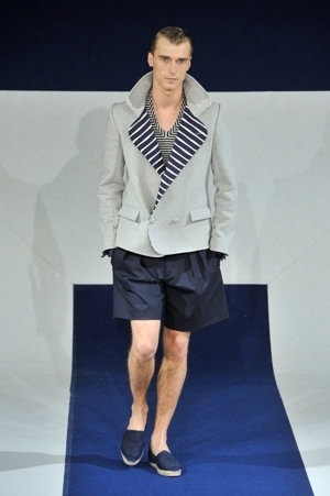 Fotografie muže představujícího módu jaro/léto 2012