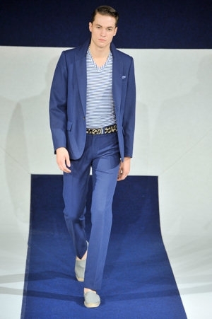 Snímek muže předvádějícího trend pánské módy