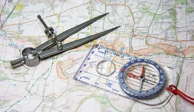 Mapa je neocenitelný pomocníkk tomu kružítko a úhloměr.