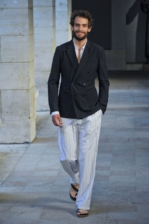 Muž v saku a pruhovaných kalhotách