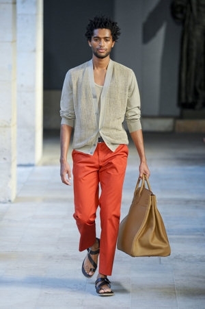 Muž předvádějící pánskou módu