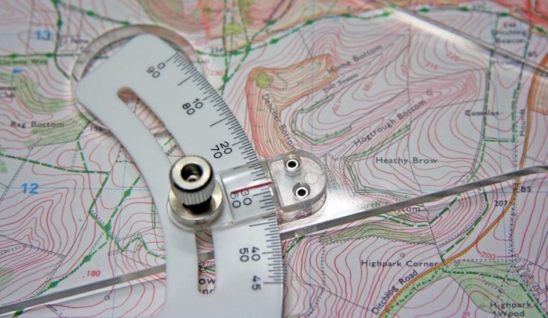 Fotografie mapy s úhloměrem