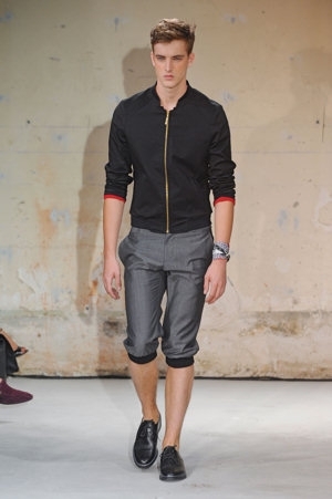 Muž předvádějící pánskou módu