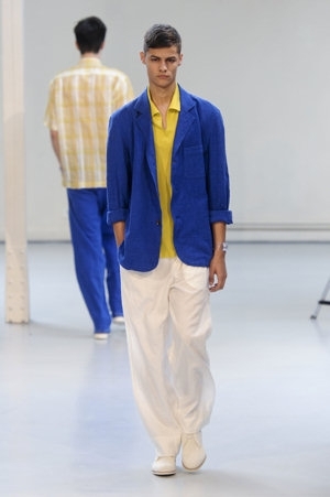 Muž předvádějící pánskou módu