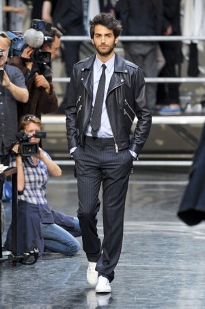 Muž předvádějící pánskou módu