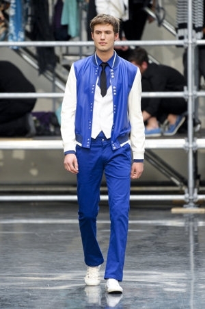 Muž předvádějící pánskou módu