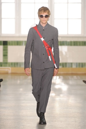 Muž předvádějící pánskou módu