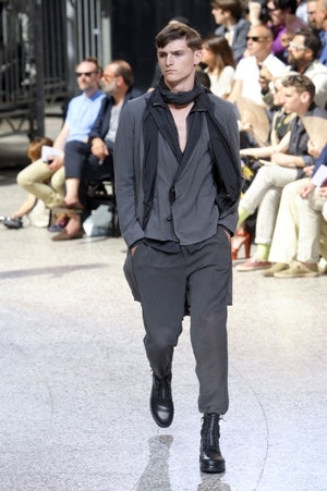 Muž předvádí pánskou módu