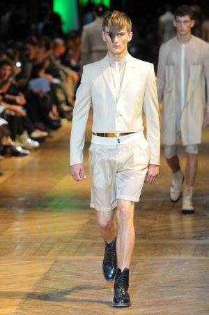 Muž předvádějící pánskou módu