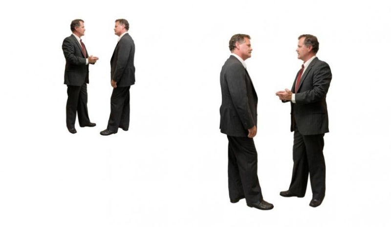 Fotografie dvou mužů v obleku při rozhovoru