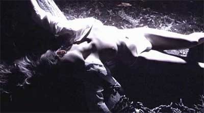 Muž se ženou líbající se na trávě