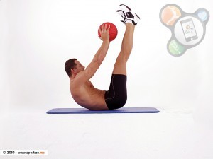 Muž při cvičení s míčem