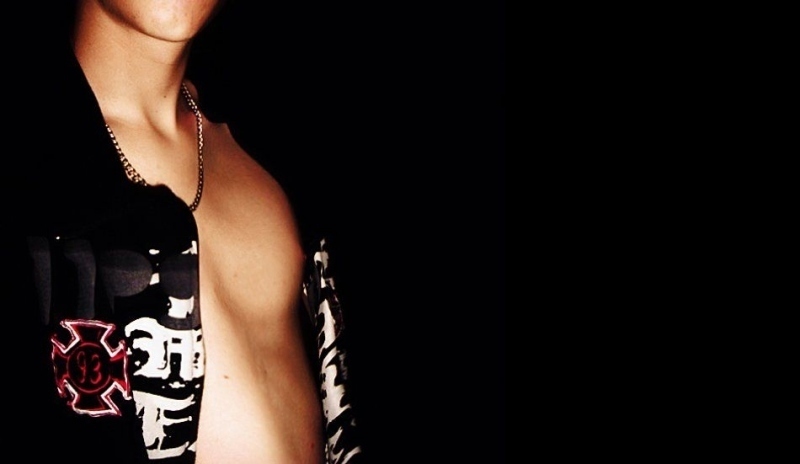 Muž s odhalenou hrudí