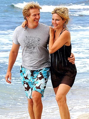 Heather Locklear s partnerem na procházce u moře