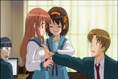 kluk sahá dívce na prso