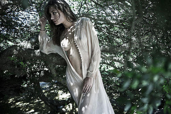 Foto ženy v noční košili odhalující ňadro