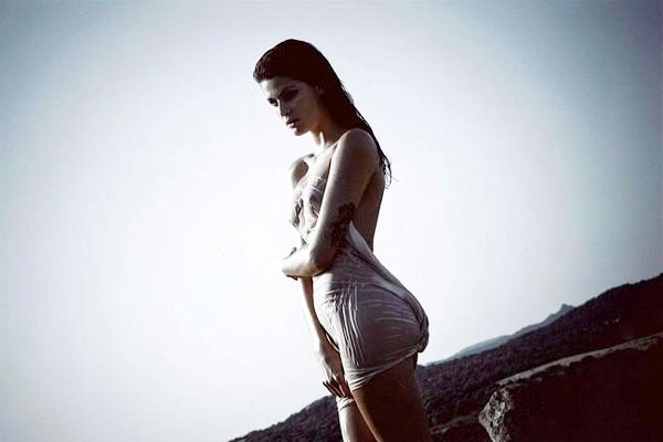 Žena v mokrých šatech pózuje pro kalendář Pirelli 2012