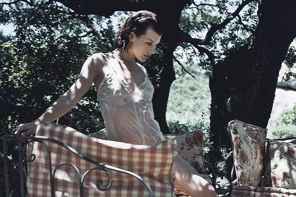 Milla Jovovich pózuje v přírodě