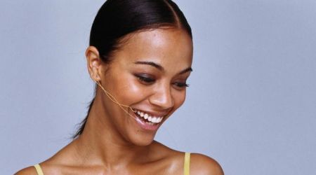 Detailní záběr tváře brunety s úsměvem na tváři