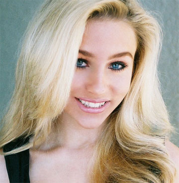 Blondýna s modrýma očima a úsměvem na tváři