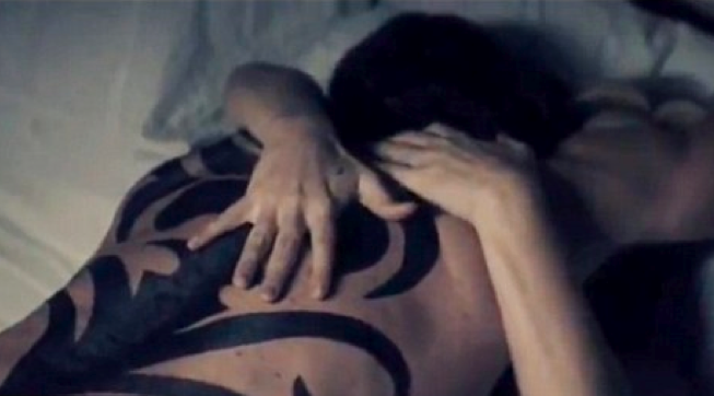 Britney Spears při milostné scéně ve videoklipu Criminal