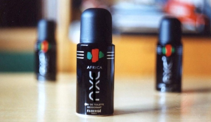 Fotografie tří deodorantů Axe