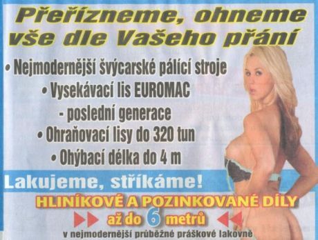 Obrázek nahé blondýny na bilboardu