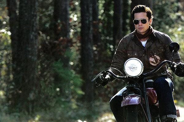 Herec Brad Pitt v kožené bundě na motorce