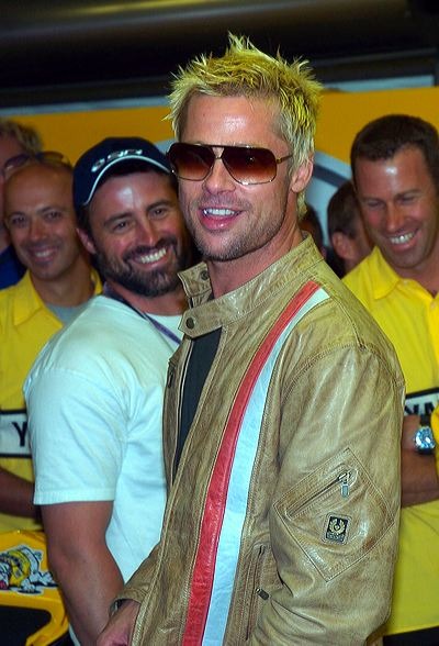 Brad Pitt ve slunečních brýlích a kožené bundě