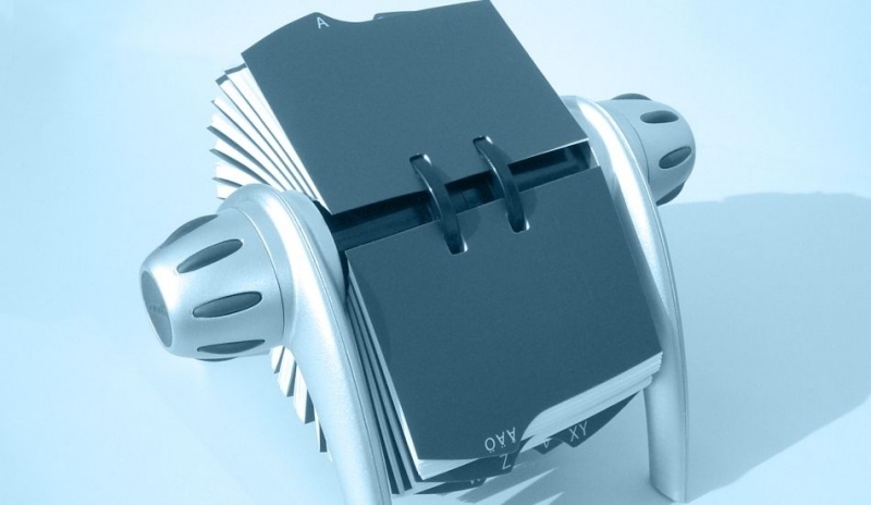 Fotografie zobrazující Rolodex-přehledné a čitelné vizitky 