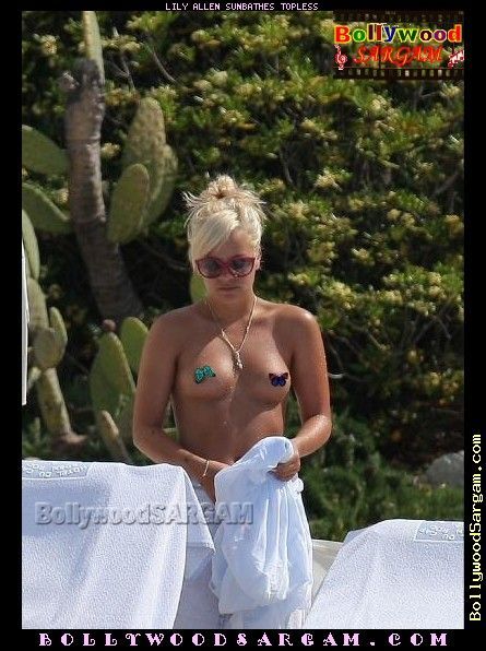 Obrázek nahé ženy s pozadím stromů